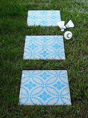 Chalk paint stones Pavers Ideas, Pavers Design, Diy Patio Pavers, Small Outdoor Patios, Concrete Patio Designs, Patio Pavers Design, Patio Pavers, Rustic Backyard, Cheap Patio