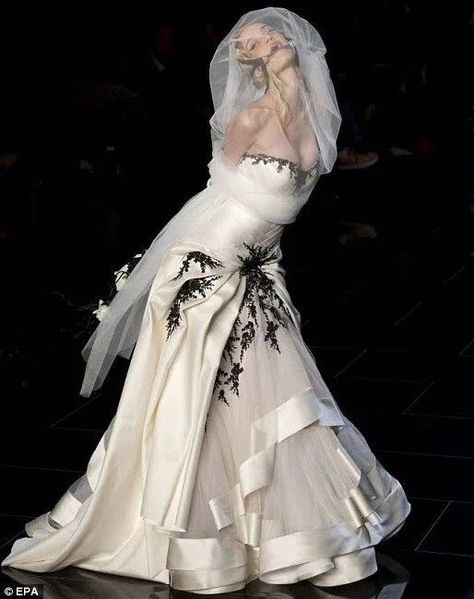 Samuel Cirnansck, Runway Fashion Couture, Wedding Photoshoot, Fashion Killa, Look Cool, Couture Fashion, White Wedding, Runway Fashion, Veil