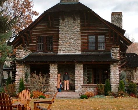 Yellowstone Tv Series House, Dutton Ranch Yellowstone House, Yellowstone Ranch House, Yellowstone House, Yellowstone Cabin, Yellowstone Ranch, Chief Joseph, Dutton Ranch, Farmhouse Modern