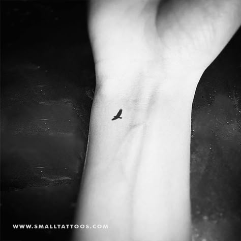 Pencil Easy Drawings, Small Eagle Tattoo, Tiny Bird Tattoos, Vogel Tattoo, Hawk Tattoo, Tiny Wrist Tattoos, Drawings For Beginners, Easy Drawings For Beginners, Bird Tattoos