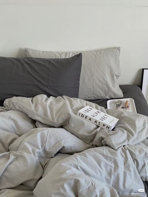 Gray Bedsheets Ideas, Bed Sheets Aesthetic Minimalist, Grey Bed Sheets Ideas, Gray Sheets Bedroom Ideas, Bed Astethic, Light Grey Sheets, Grey Room Aesthetic, Bed Sheets Ideas, Minimalist Bedding