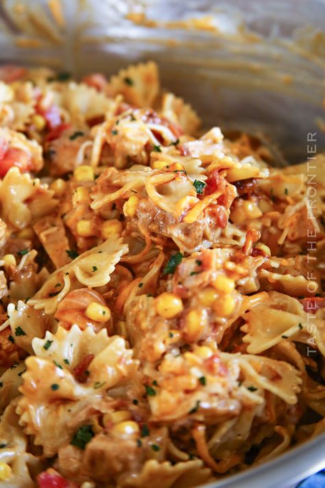 Potluck Party Pasta Salad, Barbecue Pasta Salad Recipes, Best Potluck Pasta Salad, Food To Take To Cookout, Bbq Ranch Pasta Salad, Pasta Salad Work Lunch, Pasta Romaine Salad, Pasta Salad For Potluck, Barbecue Chicken Pasta Salad