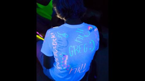 DIY Glow shirts Party Ideas For Teenagers, Teenage Parties, Glow In Dark Party, Neon Birthday Party, Glow In The Dark Party, Glow Birthday Party, Bonfire Party, Glow Birthday, Blacklight Party