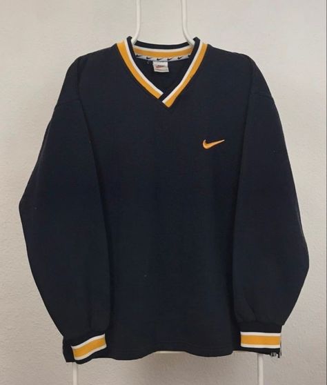 Nike Old Clothes, Hoodie Nike Vintage, Nike Vintage T Shirt, Vintage Nike T Shirt, Old Nike Aesthetic, Old Nike Outfits, Nike 90s Outfit, Sweatshirt Ootd, Nike 90s Vintage