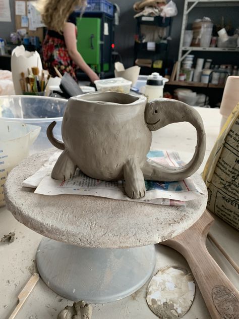 Pottery Dinosaur Mug, Dinosaur Mug Ceramics, Dinosaur Ceramics, Cute Pinch Pot Ideas, Dinosaur Pottery, Pinch Pot Animals, Ceramic Dinosaur, Dinosaur Mug, Pottery Lessons