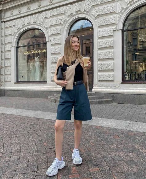 Liza Rudkevich, Short Pants Outfit, Suit Shorts, Casual Weekend Outfit, Summer Shorts Outfits, Classic Trousers, Foto Poses, Paris Outfits, Weekend Outfit