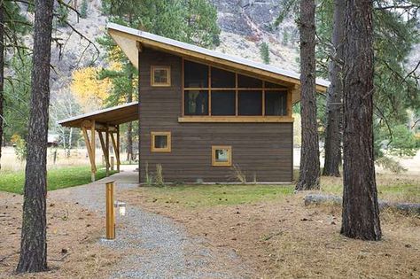 Asymmetrical Log Housing Image 5 Shed Roof Cabin, Small Modern Cabin, Cabin Loft, Modern Shed, Small Wooden House, Shed Roof, Small Cabin, Cabin Ideas, Cabin In The Woods