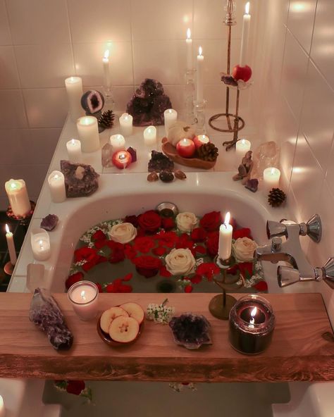 Priscilla on Instagram: “Harvesting self love ☾ A bath ritual to celebrate Mabon and the start of witches season 🥀 🖤 #witchesofinstagram #crystalhealing #mabon…” Romantic Bath, Aesthetic Bath, Bath Aesthetic, Spiritual Bath, Crystal Bath, Witch Diy, Instagram Autumn, Ritual Bath, Magic Aesthetic