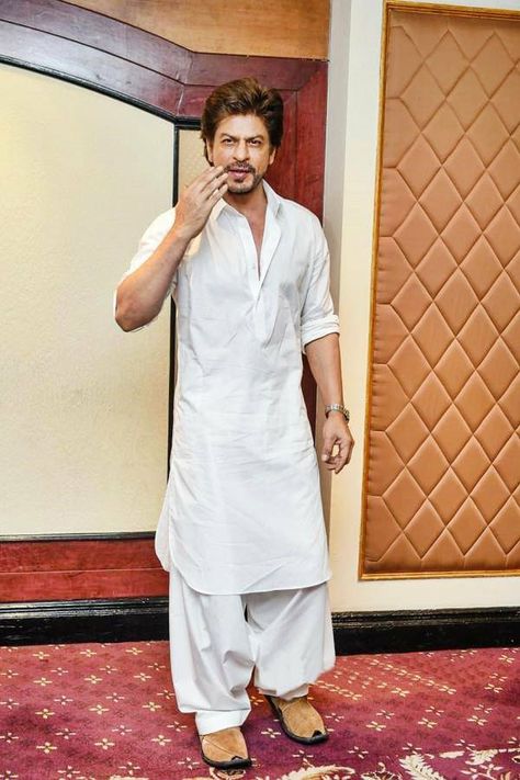 #SRK #Eid2017 Srk In Pathani, Srk Kurta Pajama, Srk In Kurta, Pathani For Men, Pathani Suit, Pajama Men, Boys Kurta Design, Kurta Pajama Men, Wedding Dresses Men Indian