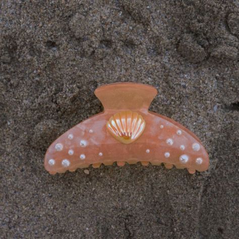 Say hi to, 𝓢𝓱𝓮 𝓢𝓮𝓵𝓵𝓼 𝓢𝓮𝓪 𝓢𝓱𝓮𝓵𝓵𝓼🐚🌊☀️ Dive into a seaside fantasy with She Sells Sea Shells! This beautiful hair accessory brings the playful charm of the seaside right to your locks with its fun, salmon-colored flair and whimsical seashell accent charms! • • • #tatimadethis #glamandgobag #getreadyclippys #biggirlclaw #customclaw #hairaccessories #handmade #accessories #hair #hairclips #smallbusiness #fashion #headband #hairbows #bows #valentinesdayclips #hairstyles #headbands #supportsmallbus... Shells Hair Accessories, Shell Clips Hair, Seashell Hair Accessories, Hair Clip Design, Shell Hair Clips, Sea Shell Hair Clip, Seashells Hair Accessories, La Mans, O Bag