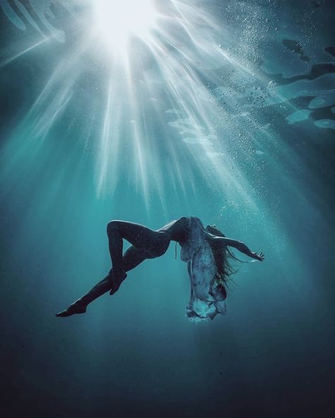 Freediving Photography, Underwater Photoshoot, Photography Underwater, Bawah Air, The Big Blue, Underwater Photographer, Underwater Art, Self Portrait Photography, Painting Media