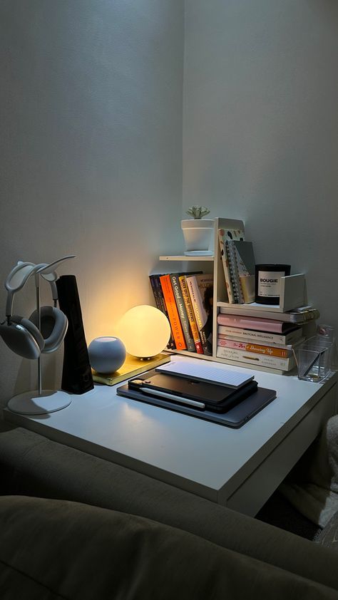 Aesthetic Small Desk, Study Desk Decor, Study Decor, Study Room Decor, Minimalist Room, Study Motivation Inspiration, Small Desk, Room Makeover Bedroom, Internet Connection