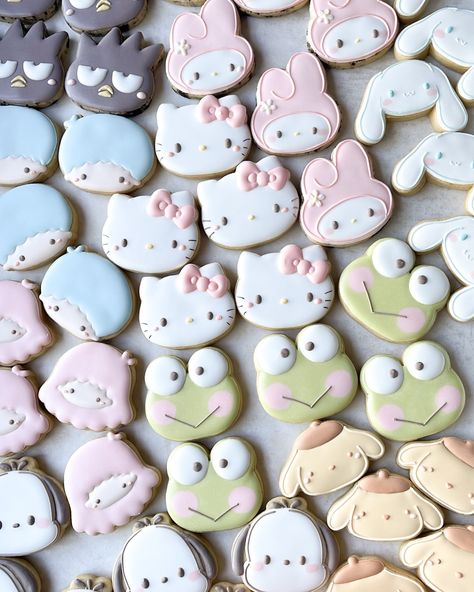 These minis ❤️❤️ #sanriocookies #hellokittyfan #hellokittycookies #hellokittylovers #hellokittyforever Hello Kitty And Friends Cookies, Hello Kitty Birthday Cookies, Sanrio Sugar Cookies, Cute Decorated Cookies, Cinnamoroll Cookies, Icing Cookies Ideas, Backpack Cookies, Sanrio Cookies, Cute Sugar Cookies