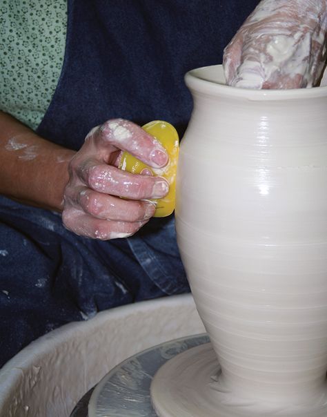 working with porcelain: tips for beginners Porcelain Wheel Thrown Pottery, Handbuilt Porcelain Pottery, Working With Porcelain Clay, Porcelain Ceramics Pottery, Porcelain Pottery Ideas, Porcelain Clay Ideas, Wedge Clay, Clay Handles, Successful Tips