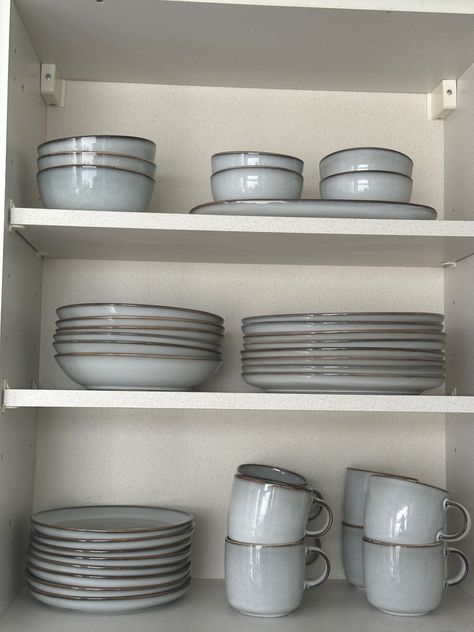 Ikea Plates Dinnerware Sets, Kitchen Plates Aesthetic, Cute Bowls Aesthetic, Plate Sets Aesthetic, Plates And Bowls Set Aesthetic, Aesthetic Plates And Bowls Set, Plates And Bowls Organization, Dishes Sets Modern, Cute Plates And Bowls Set