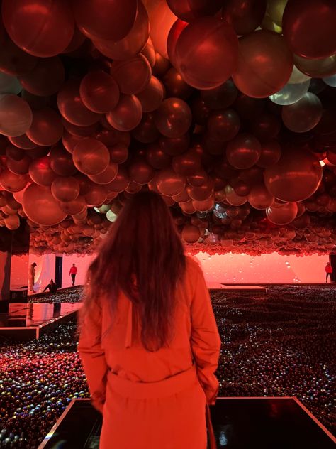 #museum #balloon #nyc #manhattan #newyork #newyorkcity #fashion #style #photography #inspiration Balloon Museum Nyc, Balloon Museum, Fashion Style Photography, Museum Nyc, Museums In Nyc, Nyc Manhattan, Style Photography, Photoshoot Ideas, Photography Inspiration