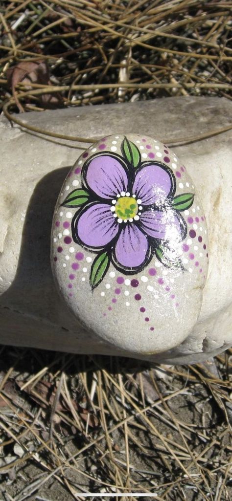 Stone Painting Flower Easy, Rock Painting Ideas Flowers Simple, Painted Rocks Ideas For Spring, Spring Painted Rocks Ideas, Stenmaling Ideas, Painted Rock Garden Ideas, Spring Painted Rocks, Stone Painting Flower, Flowers Painted On Rocks