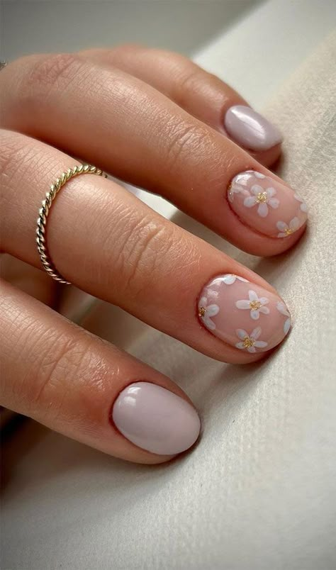 flower nails, flower nail art, flower nails designs, cute flower nails, pink floral nails, short nails flower, daisy nails, ditsy nails, flower and french tip nails Neutral Nail Flower Designs, Summer Boho Nails, Summer Nails 2024 Trends Short Simple, Summer Nails Natural, Pink Flower Nails, Boho Nails, Short Gel Nails, Broken Nails, Daisy Nails