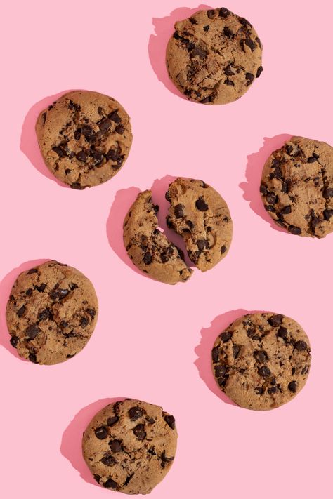 photography | stock photography | photographer | food | food photography | cookies | background | colour background | product photography | product photographer | stock photos | stock images | milk | pink | white | chocolate chip cookies | chocolate | Essen, Cookies Shoot Ideas, Cookie Photoshoot Ideas, Cookie Instagram Feed, Cookies Product Photography, Cookie Photography Ideas, Cookie Product Photography, Chocolate Chip Cookies Photography, Bakery Products Photography