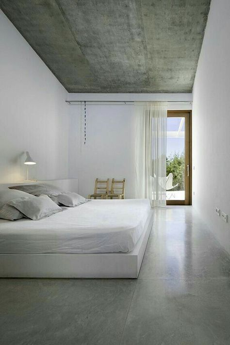 Concrete Floors Bedroom, Concrete Bedroom, Living Room Mediterranean, Summer Bedroom Decor, Lakehouse Bedroom, Mediterranean Bedroom, Gold Living Room Decor, Decoration Beton, Stylish Bedroom Design