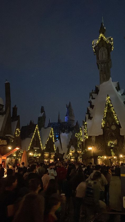 Harry Potter World Christmas, Universal Orlando Christmas, Universal Orlando Aesthetic, Universal Studios Orlando Christmas, Harry Potter World Aesthetic, Universal Studios Orlando Aesthetic, Winter Harry Potter, Universal Studios Aesthetic, Harry Potter Shifting