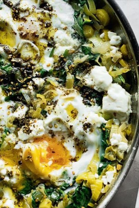 A beautiful brunch recipe from Ottolenghi's SIMPLE cookbook, with a comforting combination of braised egg, leeks and salty za'atar. Quick to make, it is perfect with a hunk of crusty bread. Easy Healthy Sunday Dinner, Lazy Saturday Dinner Ideas, Vegan Sunday Lunch, Sunday Dinner Family, Quick Thursday Dinner Ideas, Easy Healthy Sunday Dinner Ideas, Easy Sunday Dinner Ideas Healthy, Sunday Meal Prep For The Week Family, Dinner Rut Break Outs