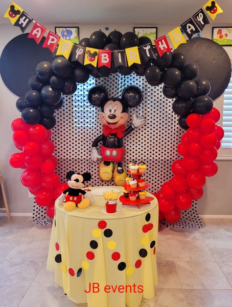 Mickey Mouse Head Balloon Arch, Birthday Theme Mickey Mouse, Mickey Mouse Birthday Party Backdrop, Birthday Decoration Mickey Mouse, Mickey Backdrop Ideas, Mickey Birthday Backdrop, Miki Mouse Birthday Decoration, Mickey Mouse Themed Party, Mickey Themed Birthday Decoration