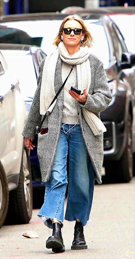 Naomi Watts Fashion, Celebrity Street Style Winter, Naomi Watts Street Style, Naomi Watts Style, Naomi Watts Outfits The Watcher, Naomi Watts Hair 2022, Naomi Watts Street Style 2022, Naomi Watts Hair In The Watcher, Brooklyn Style