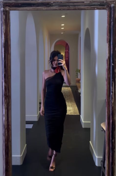 Kendall Jenner Midi Dress, Kendal Jenner Dress, Silent Luxury Outfits, Kendall Jenner Style Dresses, Kendall Jenner Black Dress, Draculaura Aesthetic Outfit, Kendall Dress, Kendall Jenner Outfits Casual, Met Gala Outfits