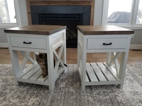 Farmhouse Nightstand Diy, Diy Nightstand Plans, Diy Farmhouse Bed, Nightstand Plans, Farmhouse Nightstand, Farmhouse End Tables, Woodwork Ideas, Style Nightstand, End Tables With Drawers