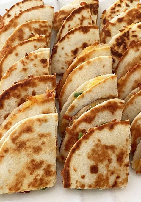 Mini Quesadillas with Bacon and Jalapeños are crispy, cheesy and easy to make. A perfect dinner, appetizer or snack! Mini Burrito Appetizers, Appetizers For Hosting, Party Quesadillas Appetizers, Quesadilla Appetizers Mini, Mini Taco Recipes, Mini Foods For Party Appetizers, Mexican Food Party Ideas Appetizers, Sheet Pan Snacks, Mini Mexican Food