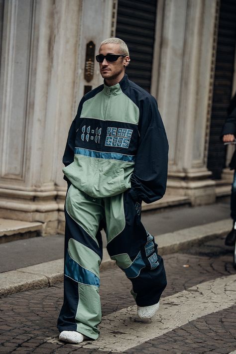 Mens Sport Fashion Style, Street Outfit Men Streetwear, Sport Men Style, Men Runway Fashion Street Styles, Men’s Fashion Week, Sports Street Style, Fw23 Street Style, Men Sport Style Outfits, Sports Outfit Men