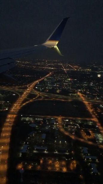 Aeroplane Photography, Airplane Window View, Plane Window, Airplane Photography, City At Night, Airplane Window, Tumblr Aesthetic, The Suburbs, Makeup Eyes