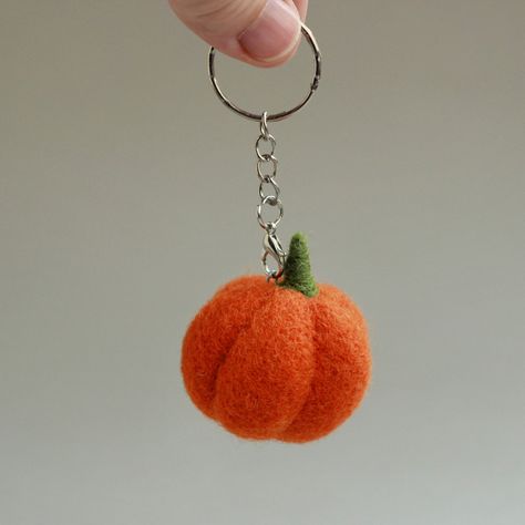 Needle Felting Keychain, Needle Felt Keychain, Needle Felting Halloween, Felted Keychains, Felted Keychain, Pumpkin Keychain, Felt Plushie, Felting Diy, Creepy Toys