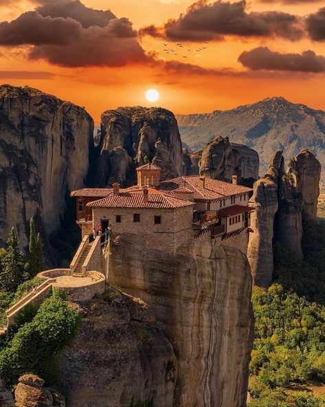 🌳 p i c t u r e s on Twitter: "Sunset at Meteora! 📍Greece 🇬🇷 📸 @d.tzankatian… " Greece Landscape, Cavo Tagoo Mykonos, Meteora Greece, Greece Photography, Beautiful Sunset, Most Beautiful Places, The Valley, Sunrise Sunset, Travel Dreams