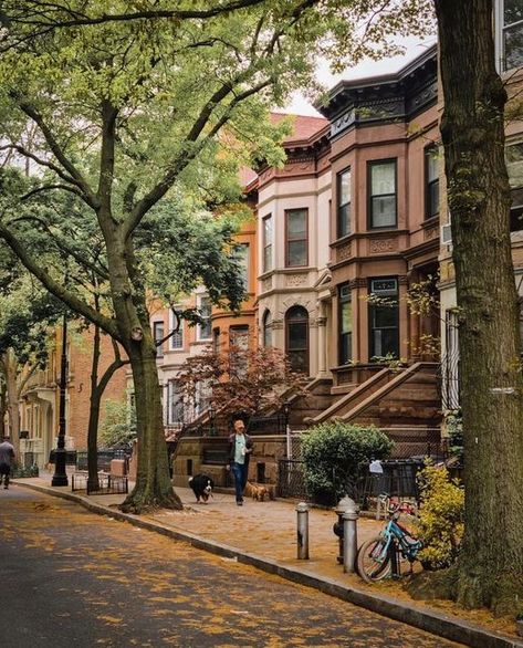 Benedicte on Instagram: "Brooklyn brownstones 🏠 These grand yet homey row houses, built in the mid-to-late 1800s, are a living piece of history. 📸 @saritafv . . . . . #newyork_inspiration #newyork_ig #picturesofnewyork #travelnyc #thisisnewyorkcity #nycprimeshot #topnewyorkphoto #prettycitynewyork #newyork_instagram #streetsofnewyork #instagramnyc #beautifulviews #newyorktrip #newyork #newyorkcity #newyorknewyork #nycliving #newyorkphoto #concretejungle #newyorkarea #newyorkgram #nycevents #ne Autumn City Aesthetic, Nyc Brownstone, Perspective Photos, Park Slope Brooklyn, Brooklyn Brownstone, Row Houses, Morning Walks, Autumn In New York, New York Pictures