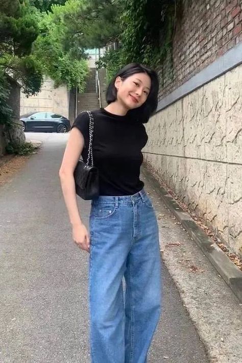 The gauze material is very beautiful. Korean Style Casual Outfits, Beach Outfit Street Styles, Asian Capsule Wardrobe, Korean Street Style Women Summer, Japan Outfit Summer Casual, Semi Modest Summer Outfits, Korean Street Fashion Outfits Aesthetic, Japanese Fashion Women Summer, Simple Ootd Casual