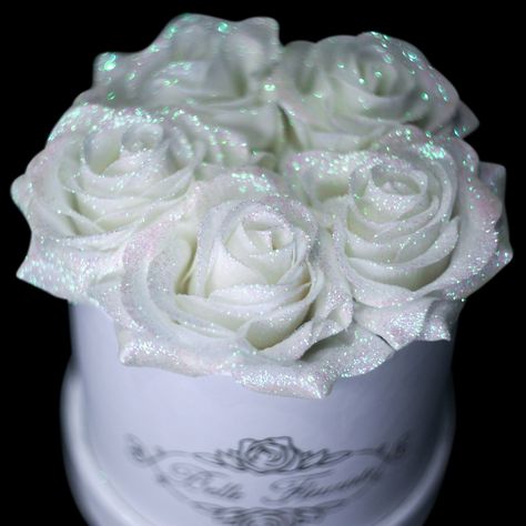 How cute are these mini rose boxes! Our eye dazzling luxury artificial glitter roses are a perfect gift for any occasion. Our roses have been individually hand crafted and coated in our glitter formula leaving your loved ones mesmerised as they sparkle in the light. These roses are also fantastic for fresh flower allergies sufferers and the best part.......they last forever.To complete your luxury rose arrangement, why not select one of our elegant extras to add that extra wow factor.Size and Qu Glitter Roses Bouquet, White Glitter Roses, Sparkly Roses, Glittery Flowers, Luxury Flower Bouquets, Arte Aesthetic, Rose Glitter, Roses Art, Rose Care