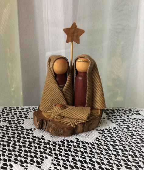 Nativity On Wood Slice, Peg Nativity Diy, Wood Peg Nativity, Manger Scenes Nativity Diy Wood, Nativity Diy Crafts, Nativity Crafts Diy, Peg Decorations, Diy Nativity Ornaments, Diy Nativity Set