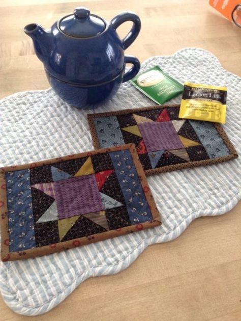 Mug Rug Patterns Fabric, Rug Mugs, Mug Mats, Mini Patchwork, Small Quilt Projects, Candle Mats, Quilted Coasters, Mug Rug Patterns, Rug Patterns