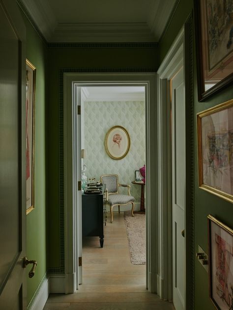 Nina Campbell's Chelsea home | House & Garden Luxury House Garden, British Wallpaper, Nina Campbell Wallpaper, Fabric Covered Walls, Green Hallway, English Room, Nina Campbell, English Country Style, London House