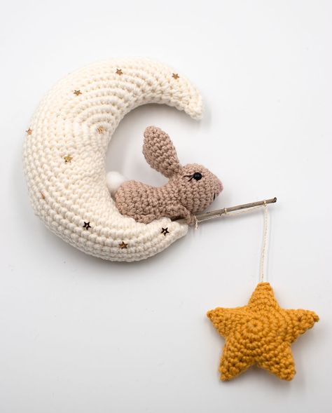 Crochet Moon Amigurumi Free Pattern, Crochet Star Mobile, Crochet Moon Amigurumi, Crochet Mobile Toys, Baby Star Crochet Pattern, Amigurumi Moon Free Pattern, Star Mobile Nursery, Free Crochet Mobile Patterns, Crochet Nursery Mobile