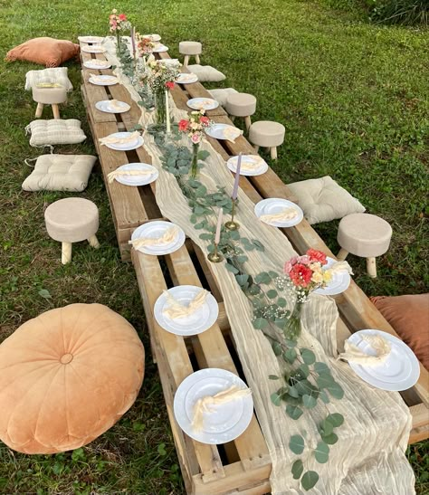 Wooden Pallet Table Party, Garden Boho Party, 30th Birthday Garden Party, Bohemian Backyard Party, Boho Party Ideas, Picnic Events, Vintage Picnic Wedding, Bloom Bar, Eucalyptus Flowers