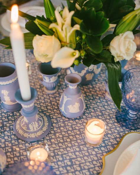 Wedgwood jasperware Inspired blue Tablescape Wedgwood Blue Wedding, Christmas Decor Pink And Blue, Jasperware Wedgewood, Wedgewood Vase, Blue Tablescape, Wedding Cake Favors, Wedgewood China, Wedgewood Jasperware, Wedgwood Pottery