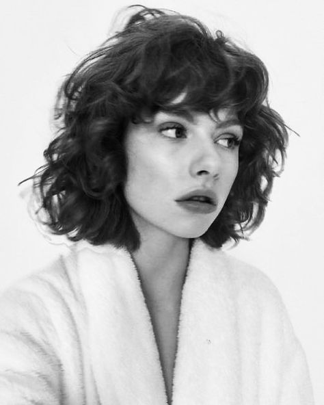 Short Wavy Haircuts, Short Haircuts With Bangs, Bob Haircut Curly, Curly Hair Photos, Wavy Haircuts, Hair Inspiration Short, Short Curly Haircuts, Haircuts For Curly Hair, Short Wavy Hair