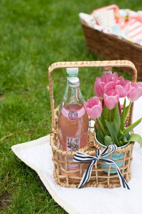 DIY Picnic Ideas - Picnic In The Park - Cool Recipes and Tips for Picnics and Meals Outdoors - Recipes, Easy Sandwich Wraps, Blankets, Baskets and Carriers to Make for Fun Family Outings and Romantic Date Ideas - Mason Jar Drinks, Snack Holders, Utensil Caddy and Picnic Hacks Deco Buffet, Picnic Inspiration, Romantic Picnics, Perfect Picnic, Picnic Time, Picnic Food, Idul Fitri, Picnic Party, Mors Dag