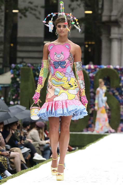 Moschino Outfit, Moschino Barbie Runway, Moschino Fw22, Moschino Spring 2020, Graffiti Fashion Runway, Moschino 2021, Rihanna Outfits, High Fashion Runway, Couture Outfits