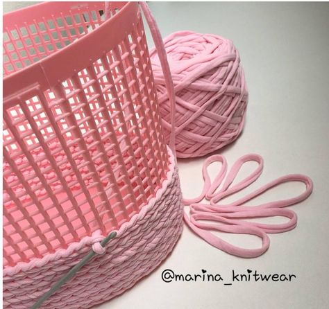 Cesto decorado com crochê em fio de malha Confection Au Crochet, Crochet Storage, Crochet Basket Pattern, Crochet Diy, Yarn Projects, Crochet Basket, Crochet Home, Loom Knitting, Handmade Home