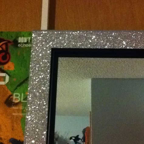 Bought a plain door mirror and covered the frame with glitter tape from michaels for our dorm Ideas Para Decorar Espejos, Glitter Bedroom, Mermaid Mirror, Glitter Room, Glitter Projects, Small Frames, Glitter Mirror, Glitter Tape, Mirror Makeover