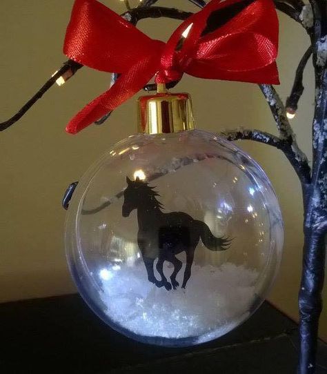 Christmas ornament Horse Ornaments Diy, Cowboy Christmas Tree Ideas, Christmas Grotto Ideas, Holiday Crafts Gifts, Silhouette Ornaments, Cameo Crafts, Horse Christmas Ornament, Christmas Crafts Diy Projects, Christmas Horse